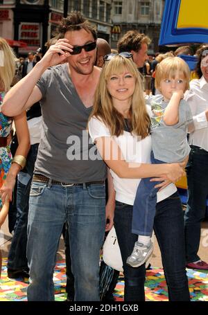 Peter Serafinowicz, Sarah Alexander et son fils au Toy Story 3D UK Premiere, Empire Cinema, Leicester Square, Londres. Banque D'Images