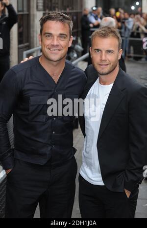 Gary Barlow et Robbie Williams quittent radio 1 après avoir fait la promotion de leur nouveau duo 'Shame', Londres. Banque D'Images