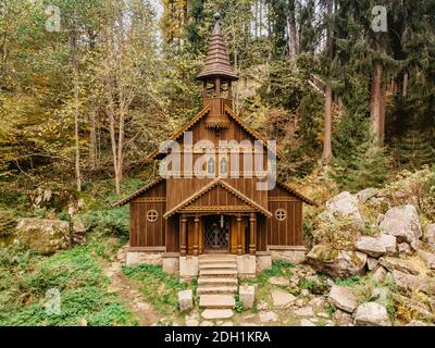 Pèlerinage en bois chapelle rurale de la Vierge Marie, CZ: Stozecka kaple et croix de fer debout dans la forêt à l'altitude de 950 m, République Tchèque, Sumava Banque D'Images