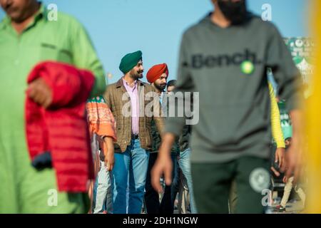 Delhi, Inde. 09e décembre 2020. Un groupe d'agriculteurs sikhs se réunit à la frontière de Singhu au cours de la manifestation.tous les syndicats d'agriculteurs se sont réunis aujourd'hui pour discuter de la proposition du gouvernement concernant le droit agricole. Les dirigeants des syndicats agricoles ont refusé la proposition et ont continué d'exiger la reprise complète des trois lois agricoles. Crédit : SOPA Images Limited/Alamy Live News Banque D'Images