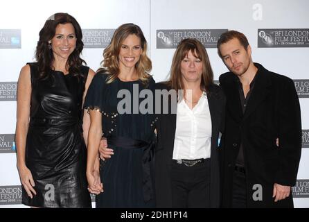 (G-D) le pilote Minnie, Hilary Swank, Betty Anne Waters et Sam Rockwell posent au photocall « conviction » lors du 54e BFI London film Festival au vue West End le 15 octobre 2010 à Londres, en Angleterre. Banque D'Images