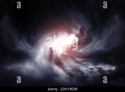 Tourbillon flou dans les nuages de tempête sombre Banque D'Images