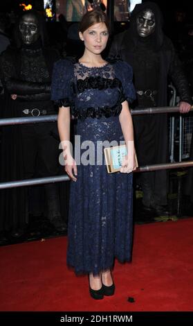 Clemence Poesy arrivant pour la première mondiale de Harry Potter et les Halles de Deathly : première partie, à l'extrémité ouest d'Odeon, Leicester Square, Londres. Banque D'Images