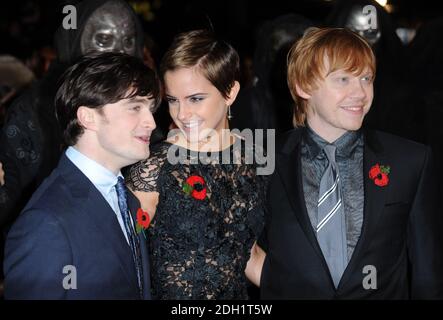 Daniel Radcliffe, Emma Watson et Rupert Grint arrivant pour la première mondiale de Harry Potter et des Hallows de Deathly : première partie, à l'extrémité ouest d'Odeon, Leicester Square, Londres. Banque D'Images