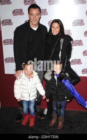 John Terry avec sa femme Toni Poole Terry, son fils Georgie John et sa fille Summer Rose au Winter Wonderland à Hyde Park, Londres. Banque D'Images