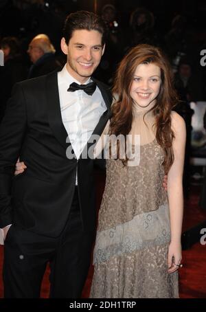 Ben Barnes et Georgie Henley arrivent pour la première royale des chroniques de Narnia : le voyage de l'Aube TReader à l'Odeon Leicester Square, au centre de Londres. Banque D'Images