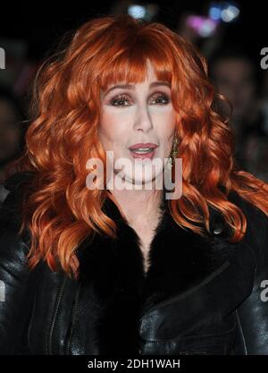 Cher arrivant à la première britannique de Burlesque, Odeon Cinema, Londres. Banque D'Images