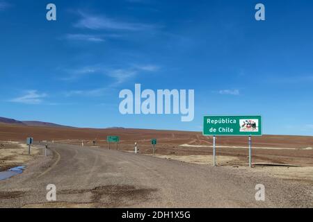 18 février 2020 : panneau de la frontière chilienne dans le désert dans l'altiplano andin et le ciel bleu Banque D'Images