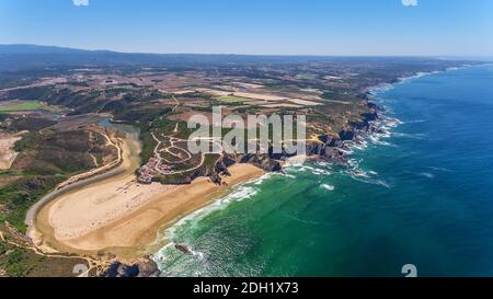 Panorama aérien du village et de la plage d'Odeceixe, en été avec vue sur l'Algarve. Portugal Banque D'Images