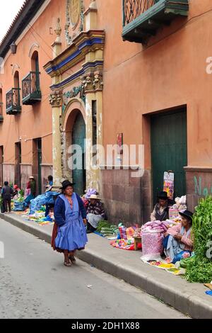 24 février 2020: Des femmes portant des vêtements traditionnels sur son marché stalles dans la rue. Potos’, Bolivie Banque D'Images