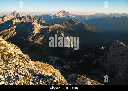 Vue panoramique sur la vallée des Dolomites, vue depuis la cabane Lagazuoi. Italie, Europe Banque D'Images