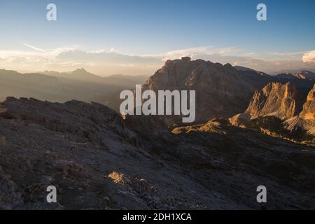 Belles vues panoramiques sur les rochers et les ombres au coucher du soleil dans les Dolomites. Superbes montagnes à l'heure d'or. Italie, Europe Banque D'Images