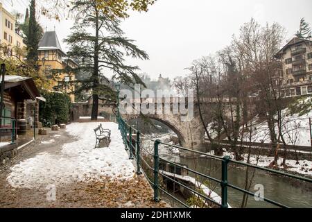 Pont romain (ponte romano - Römerbrücke) Sur la promenade avec neige en hiver à Merano Sud Tyrol Italie Banque D'Images