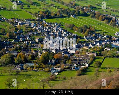 Vue sur les maisons et les champs de Bradwell A. Village dans le parc national de Peak District Derbyshire Angleterre Royaume-Uni Banque D'Images