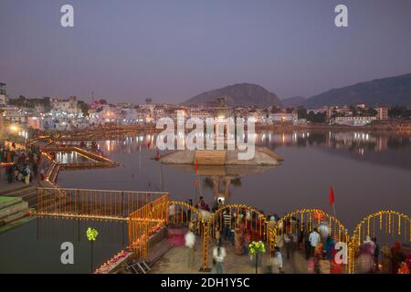 Inde, Rajasthan., Pushkar, Pushkar Lake et bains de ghats Banque D'Images