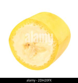 Une tranche de banane non pelée, isolée sur blanc Banque D'Images