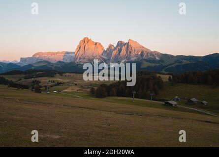 Alpe di Siusi au coucher du soleil par une journée d'été claire, Dolomites, Italie, Europe. Seiser Alm est un plateau des Dolomites et le plus grand pré alpin de haute altitude Banque D'Images