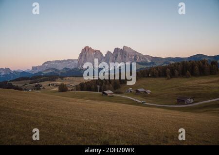 Alpe di Siusi au coucher du soleil par une journée d'été claire, Dolomites, Italie, Europe. Seiser Alm est un plateau des Dolomites et le plus grand pré alpin de haute altitude Banque D'Images