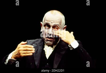 Steven Berkoff dans TELL HEART by Edgar Allan PoE partie de la trilogie ONE MAN des pièces de théâtre adapté, réalisé et interprété par Steven Berkoff Garrick Theatre, Londres WC2 15/11/1993 Banque D'Images