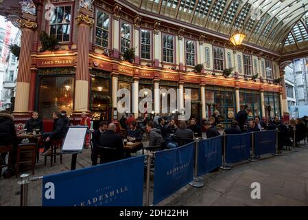 Londres, Royaume-Uni. 9 décembre 2020. Les visiteurs d'un marché Leadenhall non entièrement occupé à l'heure du déjeuner dans la ville de Londres. Boris Johnson, Premier ministre, rencontre le chef de la Commission européenne Ursula von der Leyen à Bruxelles pour tenter de finaliser un accord commercial, avec le Royaume-Uni pour quitter l'Union européenne le 1er janvier 2021. La City de Londres, comme d'autres grands centres financiers, a souffert pendant la pandémie du coronavirus, ce qui a entraîné des bureaux inoccupés et un manque de fréquentation pour les entreprises dépendantes des travailleurs financiers. Credit: Stephen Chung / Alamy Live News Banque D'Images