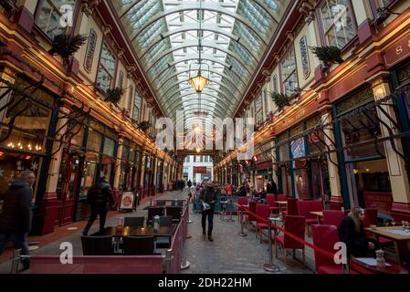 Londres, Royaume-Uni. 9 décembre 2020. Les visiteurs d'un marché Leadenhall non entièrement occupé à l'heure du déjeuner dans la ville de Londres. Boris Johnson, Premier ministre, rencontre le chef de la Commission européenne Ursula von der Leyen à Bruxelles pour tenter de finaliser un accord commercial, avec le Royaume-Uni pour quitter l'Union européenne le 1er janvier 2021. La City de Londres, comme d'autres grands centres financiers, a souffert pendant la pandémie du coronavirus, ce qui a entraîné des bureaux inoccupés et un manque de fréquentation pour les entreprises dépendantes des travailleurs financiers. Credit: Stephen Chung / Alamy Live News Banque D'Images