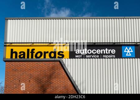 Panneau Halfords Autocentre for MOT services and REPARATIONS, Trowbridge, Wiltshire, Angleterre, Royaume-Uni Banque D'Images