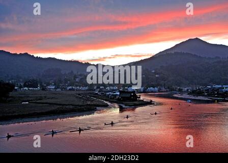 des kayakistes pagayez sur corte madera creek au coucher du soleil sous le mont talmalpais dans le comté de marin en californie Banque D'Images