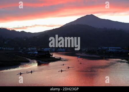 des kayakistes pagayez sur corte madera creek au coucher du soleil sous le mont talmalpais dans le comté de marin en californie Banque D'Images