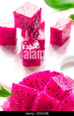 Fruit dragon rose, pitaya ou pitahaya coupé en cubes sur la planche à découper. Super-cuisine tendance. Banque D'Images