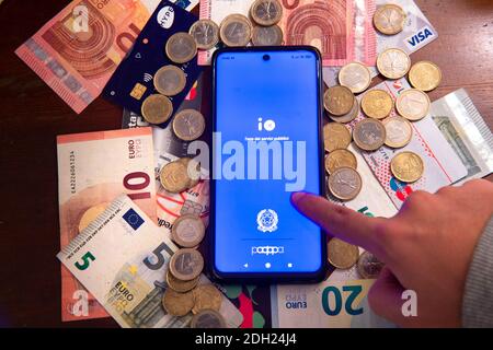 Milan, Italie - décembre 9 2020 : remboursement de la taxe sur l'application IO sur un smartphone la nouvelle taxe d'administration publique italienne Banque D'Images