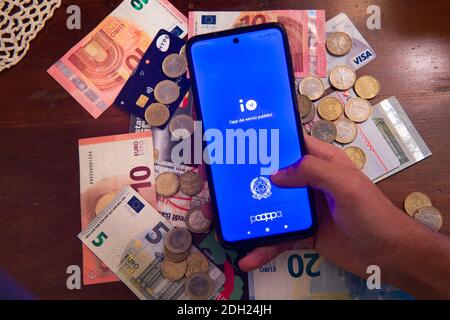 Milan, Italie - décembre 9 2020 : remboursement de la taxe sur l'application IO sur un smartphone la nouvelle taxe d'administration publique italienne Banque D'Images