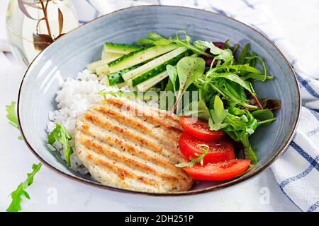 Schnitzel ou côtelette de poulet, viande de volaille grillée et riz blanc bouilli avec salade fraîche. Un menu diététique sain pour le déjeuner. Banque D'Images