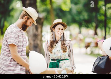 Le thème est une famille petite entreprise de cuisine des bonbons. Une paire d'amants UN jeune homme et une femme commerçant dans le chapeau le propriétaire de l'outle Banque D'Images