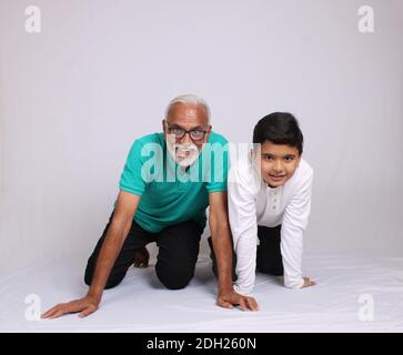 Grand-père et petit-fils indiens heureux de passer du temps de qualité Banque D'Images