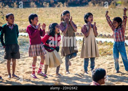 Les filles souriant en jouant à l'école. En Inde, les enfants dont les ressources sont limitées comptent sur l'éducation informelle fournie par l'Organisation à but non lucratif. Non Banque D'Images