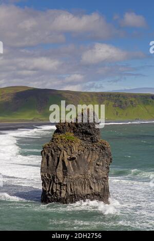 Arnardrangur / Eagle rock, basalte de mer sur la plage de sable noir Reynisfjara près de Vík í Mýrdal en été, Islande Banque D'Images