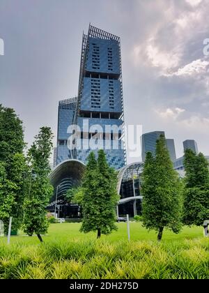 SINGAPOUR, SINGAPOUR - 6 mai 2017 : architecture de grande hauteur emblématique dans le centre-ville financier et d'affaires Banque D'Images