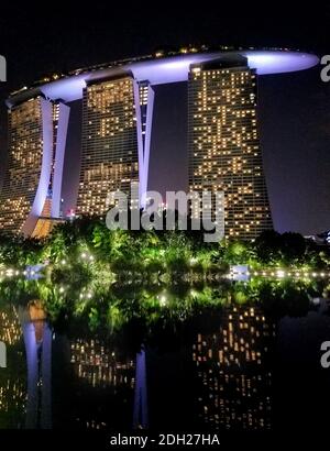SINGAPOUR - 6 mai 2017 : vue nocturne de l'hôtel de luxe Marina Bay Sands, du centre commercial et du casino, depuis les jardins adjacents à la baie. Banque D'Images