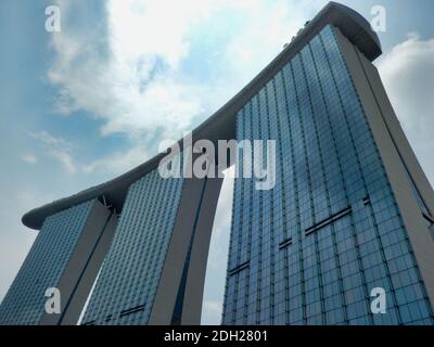 SINGAPOUR - 7 mai 2017 : architecture de haute élévation emblématique avec l'hôtel de luxe Marina Bay Sands. Banque D'Images