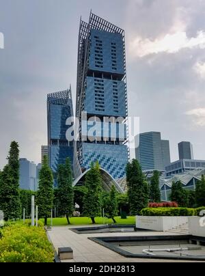 SINGAPOUR, SINGAPOUR - 6 mai 2017 : architecture de grande hauteur emblématique dans le centre-ville financier et d'affaires Banque D'Images