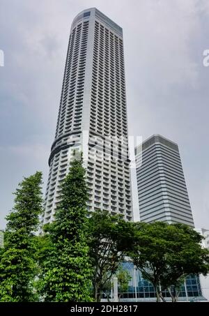 SINGAPOUR, SINGAPOUR - 6 mai 2017 : architecture de grande hauteur emblématique dans le centre-ville financier et d'affaires Banque D'Images