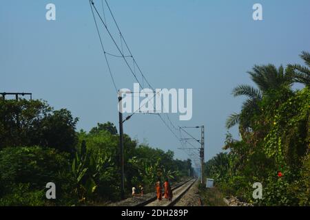 Gros plan des lignes de chemin de fer et traction électrique aérienne des chemins de fer indiens traversant la campagne, concentration sélective Banque D'Images