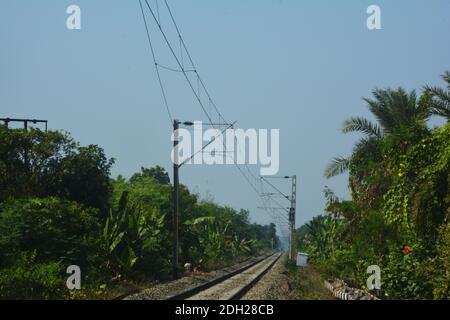 Gros plan des lignes de chemin de fer et traction électrique aérienne des chemins de fer indiens traversant la campagne, concentration sélective Banque D'Images