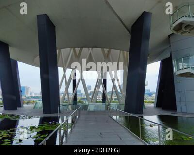 SINGAPOUR - 6 mai 2017 : détail de l'architecture Lotus emblématique du Musée ArtScience sur la promenade Marina Bay Sands. Banque D'Images