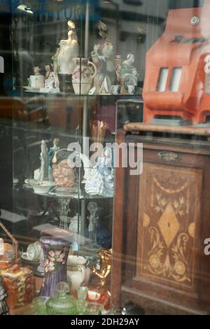 vitrine d'antiquaires au royaume-uni Banque D'Images