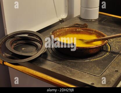 production de polenta maison directement sur le feu du poêle à bois Banque D'Images