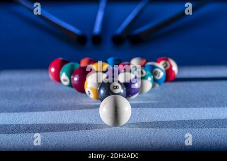 Un triangle de boules de billard prêt pour UN Jeu de billard Banque D'Images