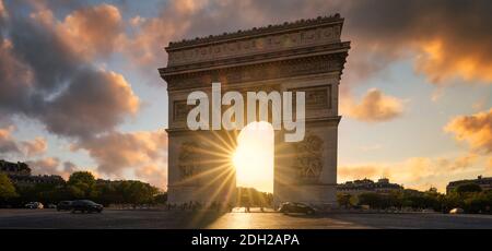 Vue sur l'Arc de Triomphe au coucher du soleil, Paris, France Banque D'Images