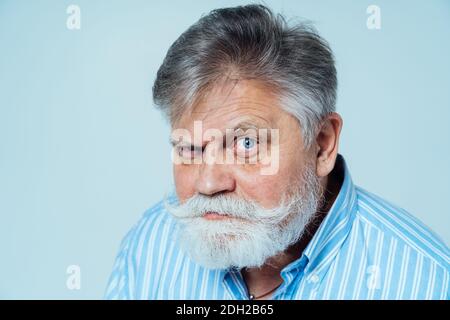 Drôle homme âgé posant dans un phototournage. Happy hipster faisant des expressions drôles. Concept sur les personnes et le style de vie. Banque D'Images