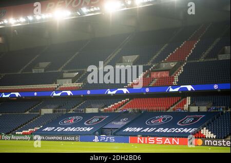 Vue générale d'un drapeau antiracisme à l'intérieur du stade avant le match de football du groupe H de la Ligue des champions de l'UEFA entre Paris Saint-Germain (PSG) et Istanbul Basaksehir à Paris, France, 08 décembre 2020.photo de David Niviere/ABACAPRESS.COMRésolution : Banque D'Images